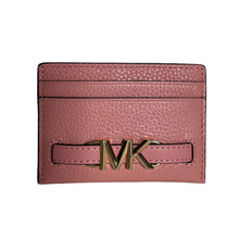 Cargar imagen en el visor de la galería, Tarjetero Michael Kors Compacto Con Logo Metal 10.5x7.5x1 Cm Color Rosa Diseño De La Tela Liso