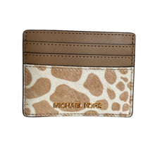 Cargar imagen en el visor de la galería, Billetera Michael Kors Tarjetero Con Diseño Animal Print Cafe Color Caqui De Cuero - 8cm X 10cm X 1cm. - BGP