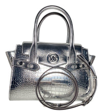 Cargar imagen en el visor de la galería, Bolsa De Mano Shoulder Bag Michael Kors Plateada 27x21x12 Cm Acabado De Los Herrajes Metal Color Plateado Correa De Hombro Plateado Diseño De La Tela Lisa- BGP