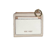 Cargar imagen en el visor de la galería, Tarjetero Nine West Beige con Blanco