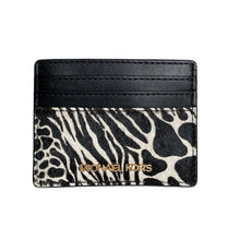 Cargar imagen en el visor de la galería, Billetera Michael Kors Tarjetero Con Diseño Animal Print Cafe Color Caqui De Cuero - 8cm X 10cm X 1cm. - BGP