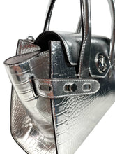 Cargar imagen en el visor de la galería, Bolsa De Mano Shoulder Bag Michael Kors Plateada 27x21x12 Cm Acabado De Los Herrajes Metal Color Plateado Correa De Hombro Plateado Diseño De La Tela Lisa- BGP